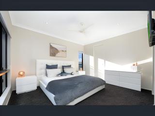 Modern Coastal Home Luxury Stay in Bushland Beach QLD 4818 - 0