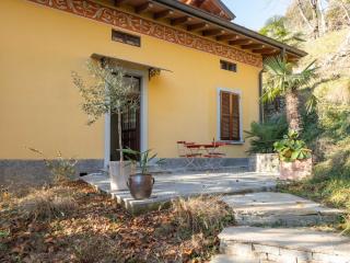 Dreamy Lakeview Attic Escape - 8