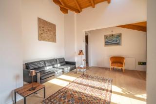 Dreamy Lakeview Attic Escape - 3