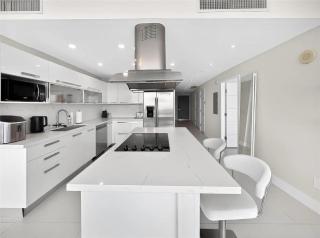 Iconic Blue Condo Miami Living - 7