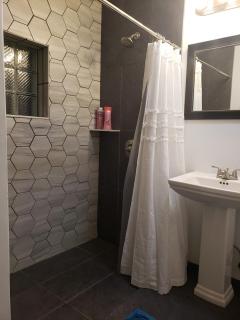 Cozy newly remodeled studio just steps from beach - 7