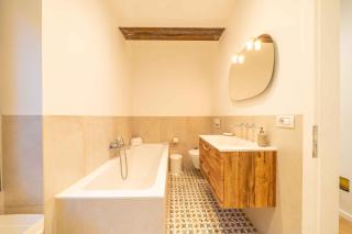 Dreamy Lakeview Attic Escape - 1