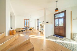 Dreamy Lakeview Attic Escape - 5