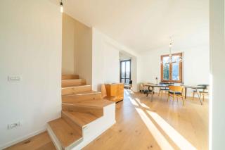 Dreamy Lakeview Attic Escape - 3