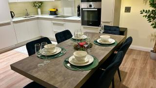 Elegant Modern 2-Bed Apartment steps from Belfast City Centre - 4