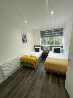 Comfortable & Deluxe 2 Bedroom Flat in Hendon - 9