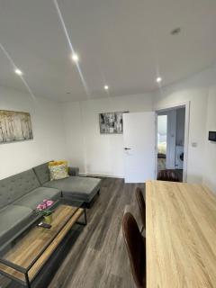 Comfortable & Deluxe 2 Bedroom Flat in Hendon - 3