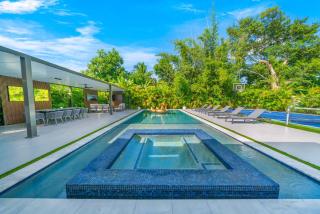 Luxury Villa Solara w Heated Pool Hot Tub BBQ - 2