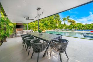 Luxury Villa Solara w Heated Pool Hot Tub BBQ - 2