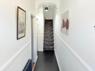 Large Cardiff House with Self Check In, Free Parking & Fast WiFi - 1