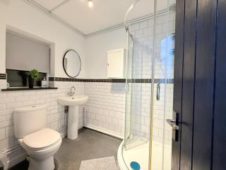 Large Cardiff House with Self Check In, Free Parking & Fast WiFi - 3