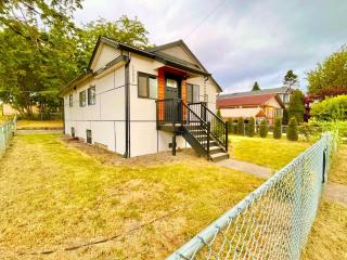 Pet-Friendly 4BR Home Near Airport & Seattle DT - 6