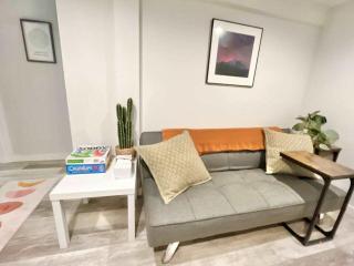 Sleek 2BR Lower Unit Near Airport & Seattle DT - 2