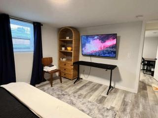 Sleek 2BR Lower Unit Near Airport & Seattle DT - 1
