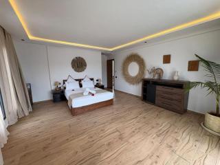 luxury 5 bedroom home - 1