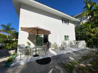 Closest 1BR to Vanderbilt Beach, full kitchen with dishwasher, ALL NEW! - 1