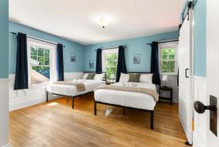 Spacious 8 bed stay - HOT TUB, Patio, fireplace, 3 full bathrooms private home in Moncton - 1