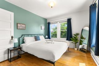 Spacious 8 bed stay - HOT TUB, Patio, fireplace, 3 full bathrooms private home in Moncton - 8