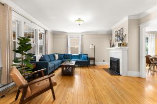 Spacious 8 bed stay - HOT TUB, Patio, fireplace, 3 full bathrooms private home in Moncton - 5