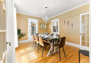 Spacious 8 bed stay - HOT TUB, Patio, fireplace, 3 full bathrooms private home in Moncton - 7