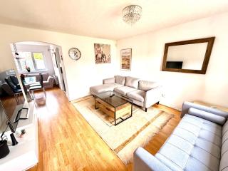 Kings Meadows Luxury Home - Free Parking and SuperFast WiFi - 0