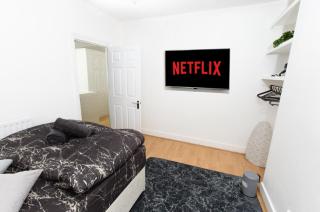 Stylish 3-Bedroom House with Free Parking, 15 Mins to Central London - 0