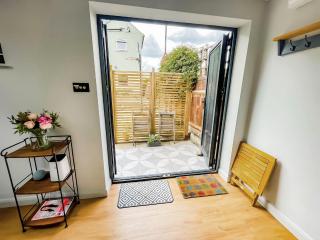 Modern Self Contained Garden Annexe Sleeps up to 4 - 6