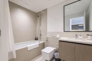 High-Rise & Boulevard View - 5-min to Burj & Mall - 4