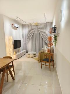 Aliff Height Tampoi 2BR Warm Japanese Pool View 5pax I PetFriendly I Netflix 2Carpark - 2