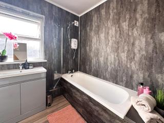 Spacious 3 Bedroom City Center Flat in Derby with Parking - 4