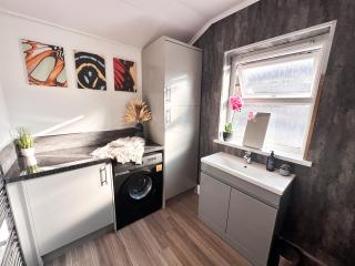 Spacious 3 Bedroom City Center Flat in Derby with Parking - 8