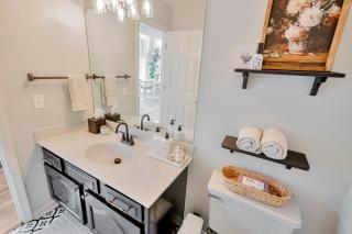 Group Haven Retreat- 2 min to Lake! 15 min to DT! - 1