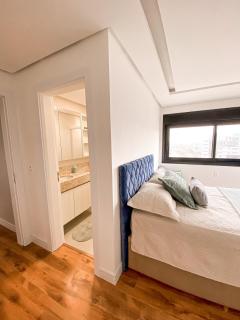 Apto 2 suítes com ar cond, box duplo perto de tudo - 1