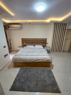 شقة راقية بإطلالة قريبة من النيل موقع مثالي مقابل الزمالك وفندق أم كلثوم - 4