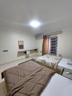 شقة راقية بإطلالة قريبة من النيل موقع مثالي مقابل الزمالك وفندق أم كلثوم - 2