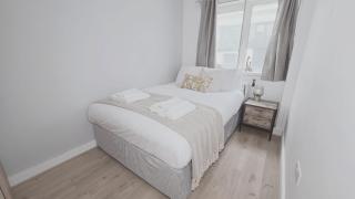 4 Beds Home in Bayswater - 2