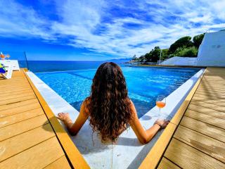 White Coral Apartment Seafront Villa with Infinity Pool - 0