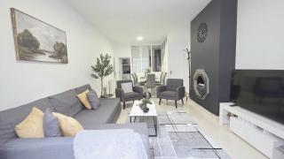 4 Beds Home in Bayswater - 0