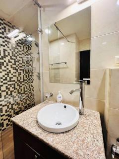 Deluxe Modern 1 bedroom Apartment + Balcony, By Republic Square, Middle of City Center - 2