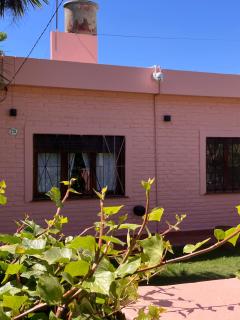 CASA SOL, encantadora y espaciosa casa a dos cuadras de la Laguna, con pileta y parque en Complejo El Solcito - 0
