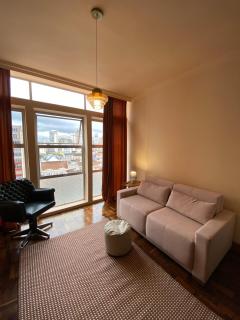 O Imperdível, Grande e Confortável Apto no Coração de Curitiba Com Garagem - 0