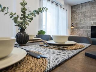 Modern 2BR - 2 Full Bathrooms - Trendy Location - 3