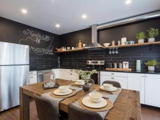 Modern 2BR - 2 Full Bathrooms - Trendy Location - 7