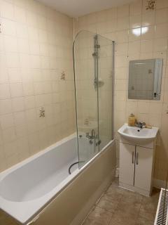 Modern 1-Bedroom Flat Near London City Airport - 2