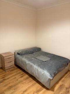 Modern 1-Bedroom Flat Near London City Airport - 5