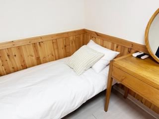 DEARS U - Hongik University & AREX Station10 mins 3R4B 10 people 2 toilets Terrace 1st floor Luggage storage - 9