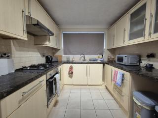 Crescent House - 3 Bedrooms, 2 bathrooms, large lounge, sunny conservatory, full kitchen, parking for 2 cars - 4