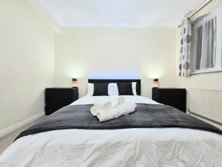 Crescent House - 3 Bedrooms, 2 bathrooms, large lounge, sunny conservatory, full kitchen, parking for 2 cars - 0