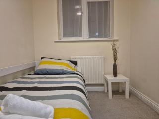 Crescent House - 3 Bedrooms, 2 bathrooms, large lounge, sunny conservatory, full kitchen, parking for 2 cars - 6