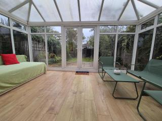 Crescent House - 3 Bedrooms, 2 bathrooms, large lounge, sunny conservatory, full kitchen, parking for 2 cars - 5